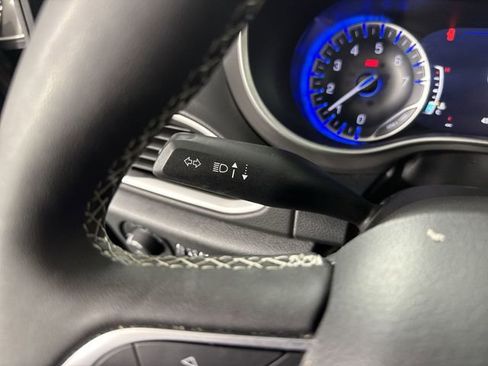 Used 2025 Chrysler Pacifica Select image 14