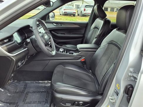 Used 2024 Jeep Grand Cherokee Altitude image 11