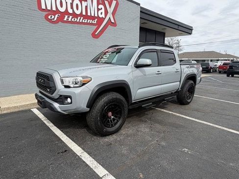 Used 2019 Toyota Tacoma TRD Off-Road image 2