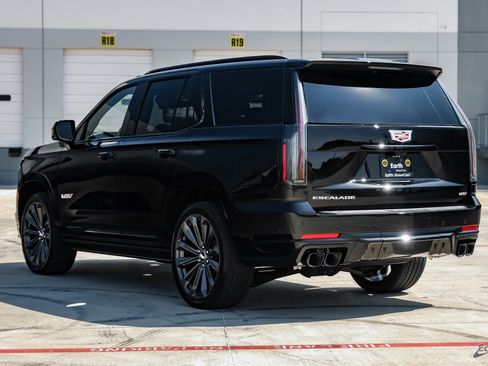 Used 2025 Cadillac Escalade V image 8