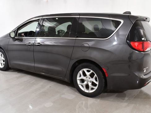 Used 2018 Chrysler Pacifica Touring Plus w/ Tire & Wheel Group FWD image 15