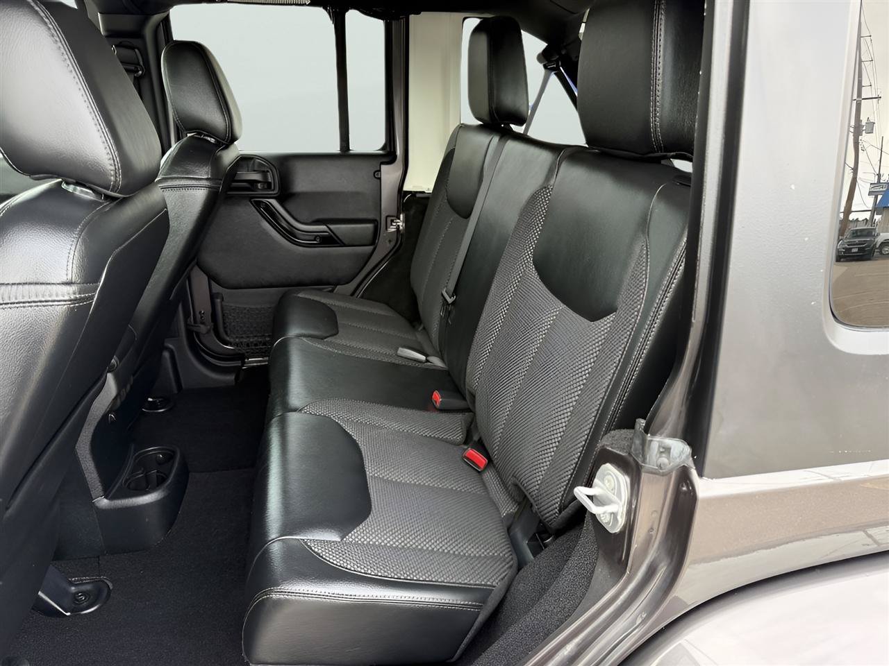 Used 2016 Jeep Wrangler Unlimited Sahara AWD/4WD image 18