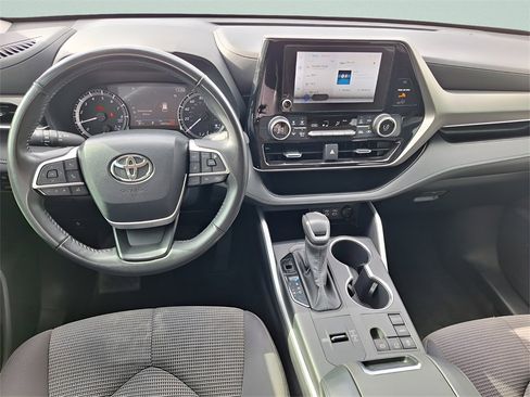 Used 2024 Toyota Highlander LE image 9