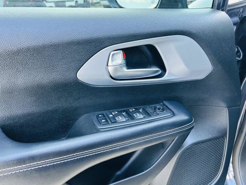 Used 2019 Chrysler Pacifica Touring-L Plus w/ S Appearance Package FWD image 13