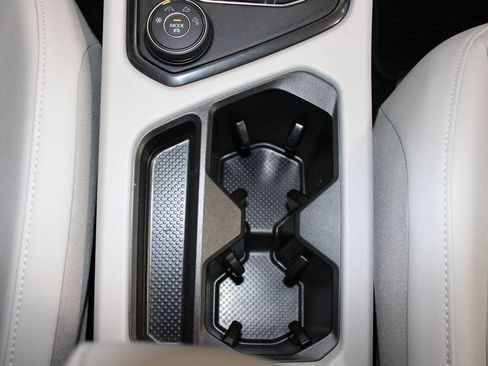 Used 2024 Volkswagen Tiguan SE AWD/4WD image 18