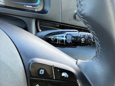 Used 2025 Hyundai Elantra Sport image 18