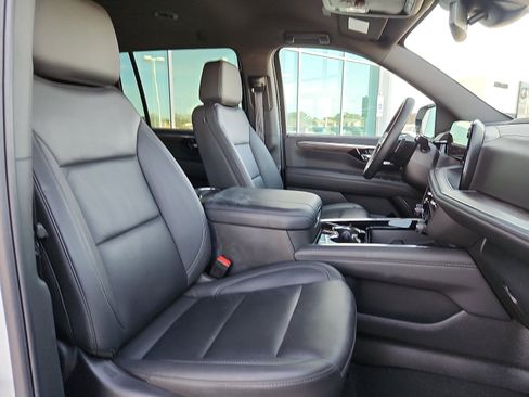 Used 2025 Chevrolet Suburban Z71 image 15