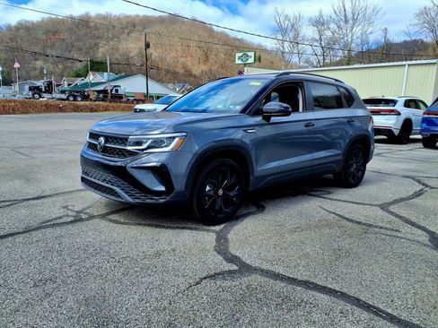 New 2024 Volkswagen Taos SE image 1