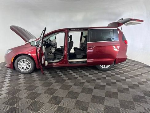 Used 2023 Chrysler Voyager LX FWD image 9