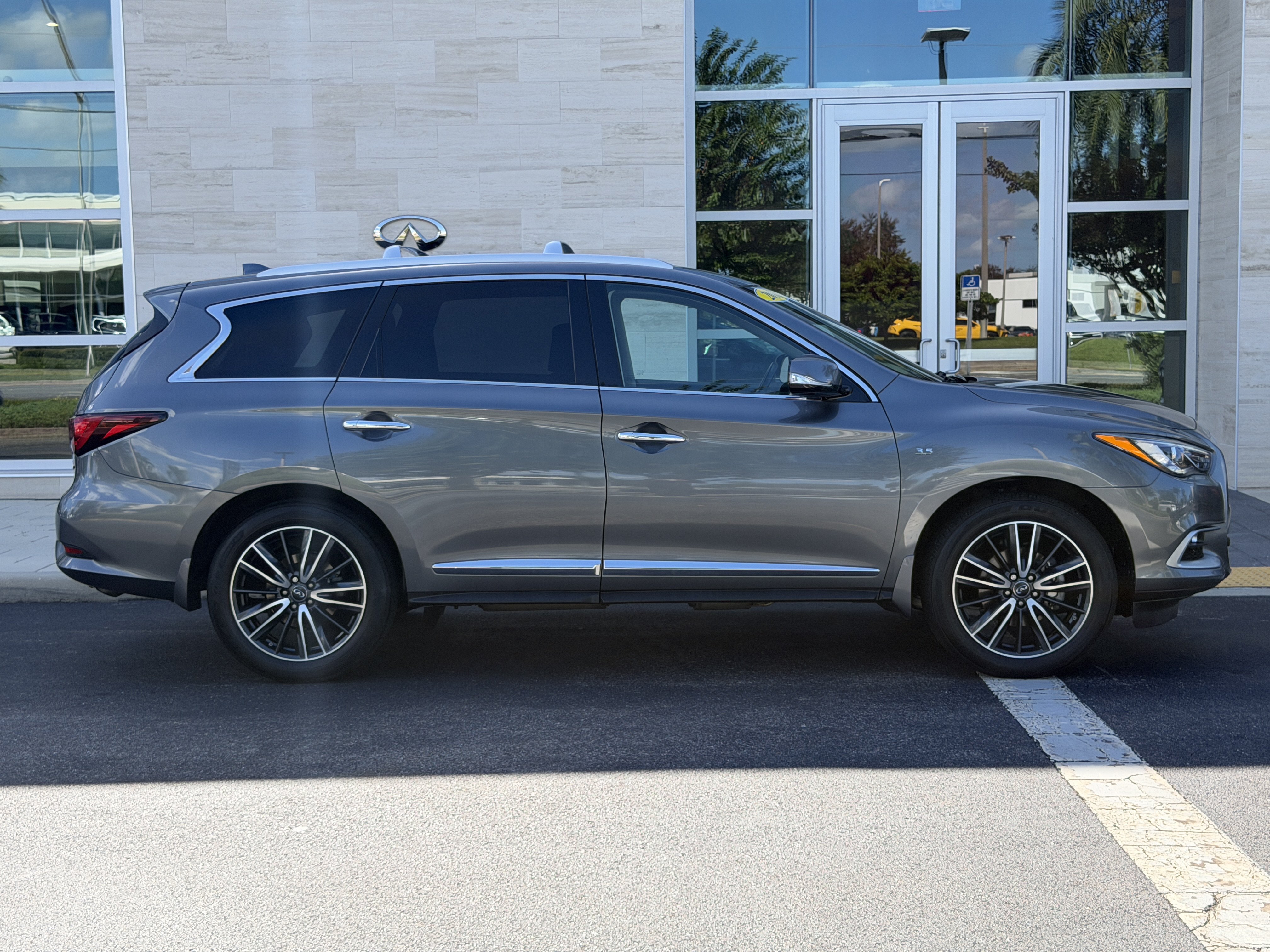 Used 2016 INFINITI QX60 FWD w/ Deluxe Technology Package image 8