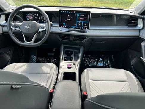 Certified 2025 Volkswagen Tiguan SE w/ Panoramic Sunroof Package AWD/4WD image 10
