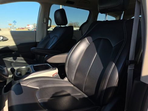 Used 2023 Chrysler Pacifica Touring-L image 17