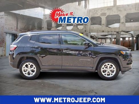 Used 2024 Jeep Compass Latitude AWD/4WD image 1