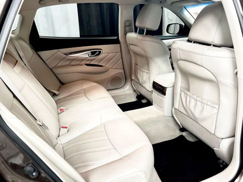 Used 2015 INFINITI Q70 L 5.6 w/ V8 Deluxe Technology Package image 25