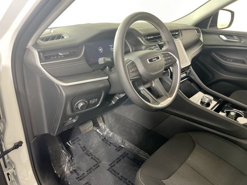 Used 2023 Jeep Grand Cherokee Laredo AWD/4WD image 9