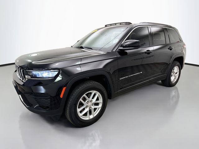 Used 2024 Jeep Grand Cherokee Laredo X w/ Luxury Tech Group I AWD/4WD image 3