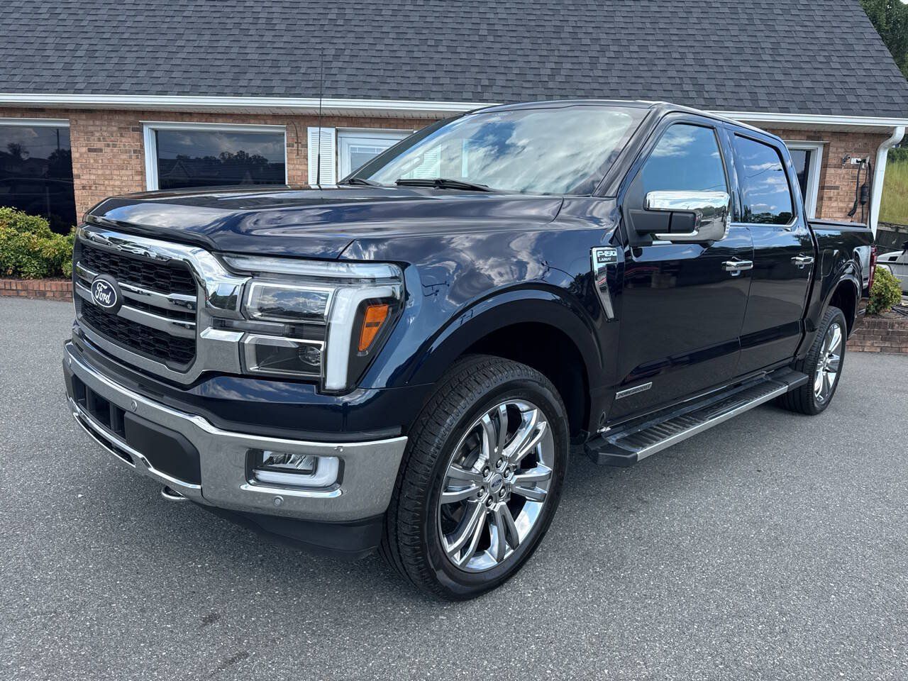 Used 2024 Ford F150 Lariat w/ Equipment Group 502A High AWD/4WD image 4