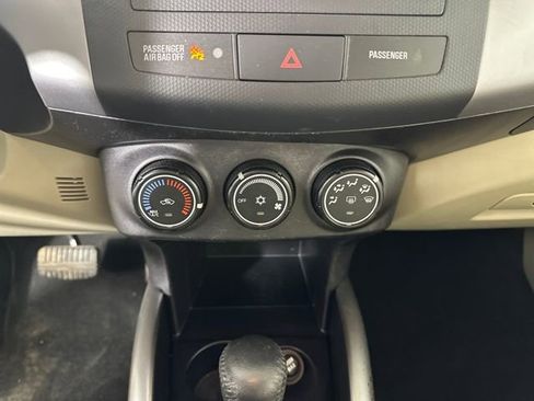 Used 2011 Mitsubishi Outlander SE image 22