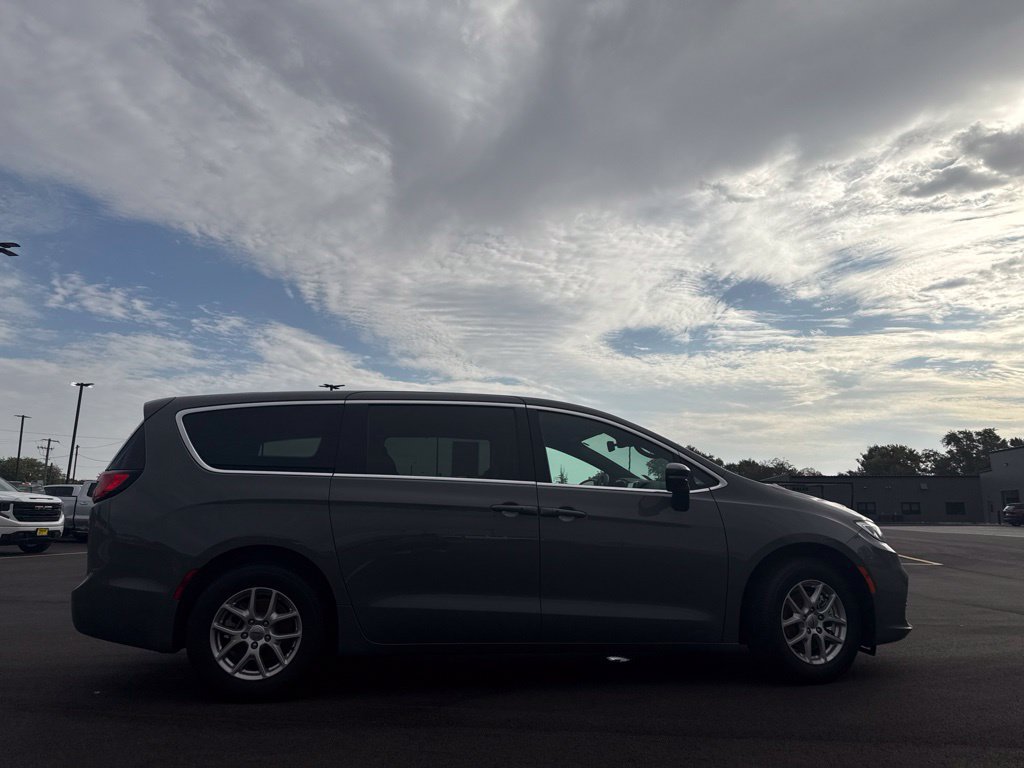 Used 2025 Chrysler Pacifica Select FWD image 7