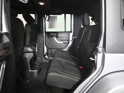 Used 2014 Jeep Wrangler Unlimited Sahara w/ Connectivity Group image 17