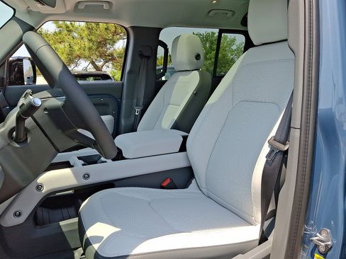 Used 2025 Land Rover Defender 110 S image 3