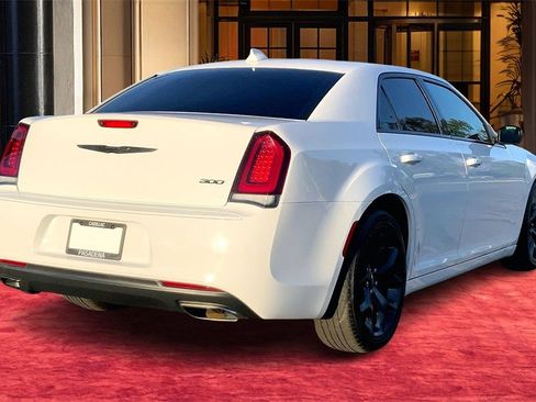 Used 2022 Chrysler 300 Touring w/ Sport Appearance Package image 6