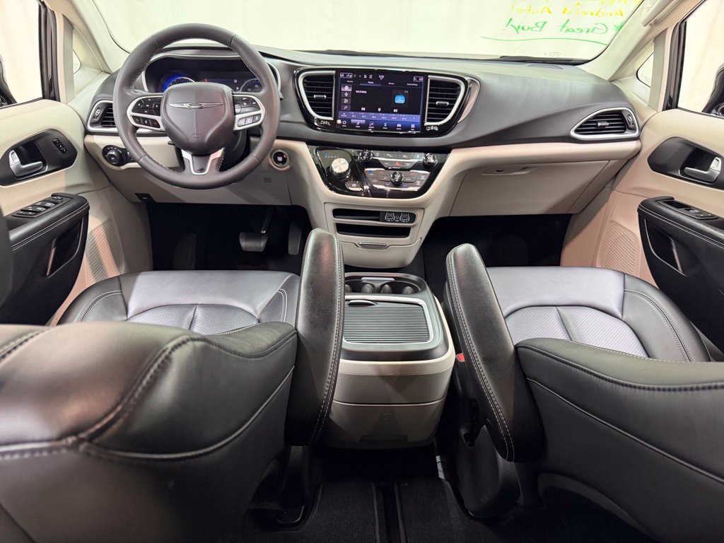 Used 2024 Chrysler Pacifica Touring-L FWD image 32