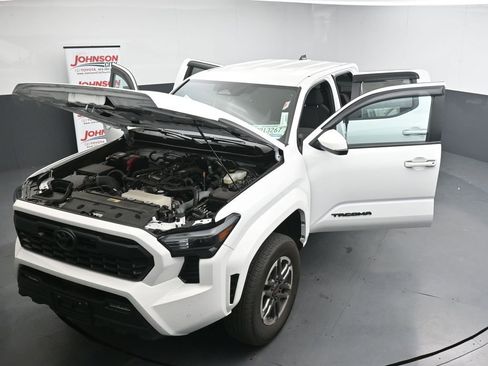 Used 2024 Toyota Tacoma TRD Sport AWD/4WD image 26