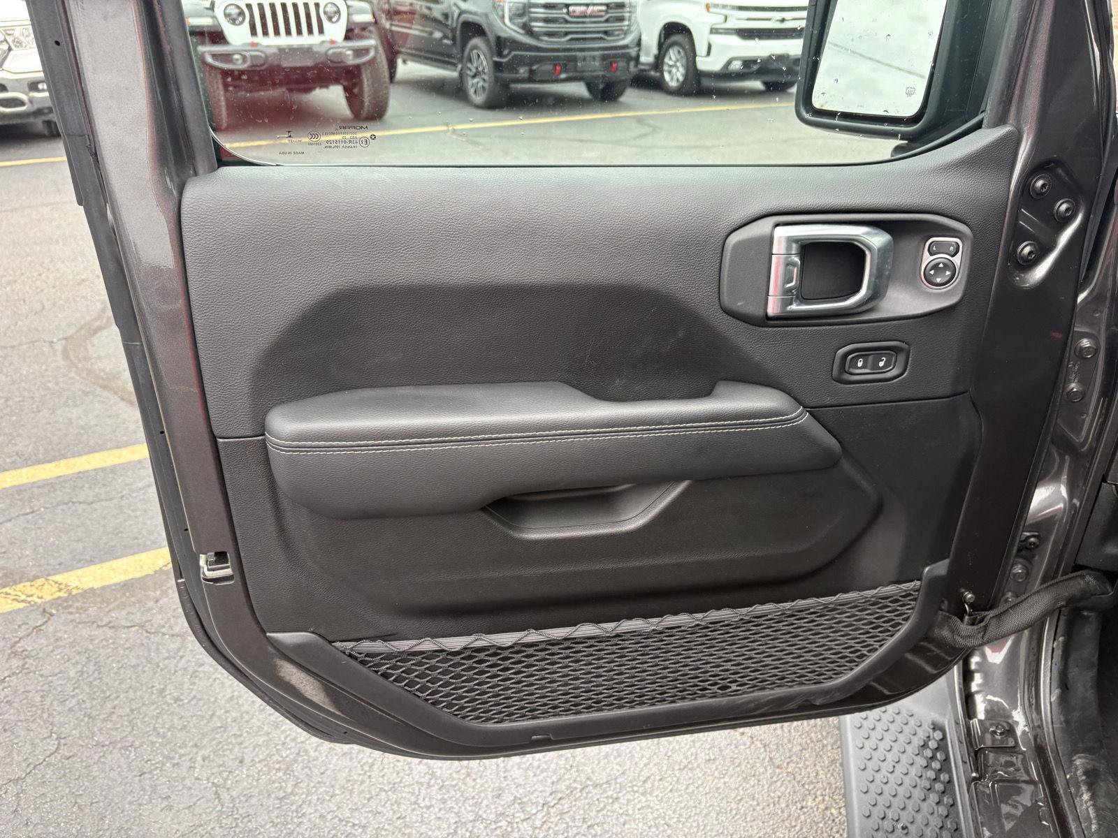 Used 2023 Jeep Wrangler Unlimited Sahara AWD/4WD image 3