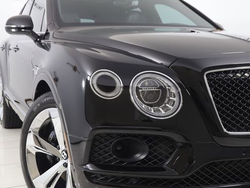 Used 2019 Bentley Bentayga image 25