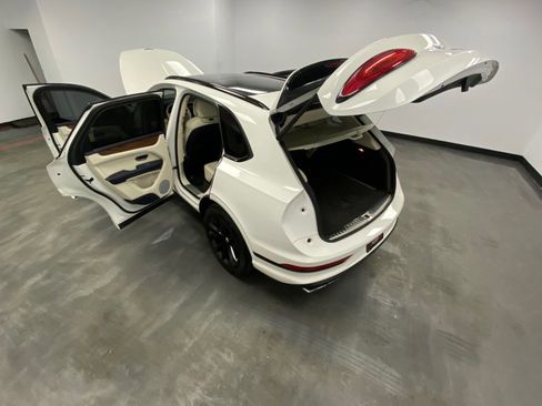 Used 2024 Bentley Bentayga image 51