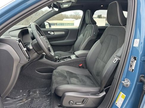 Certified 2025 Volvo XC40 B5 Plus image 17