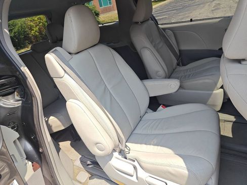 Used 2012 Toyota Sienna XLE image 28