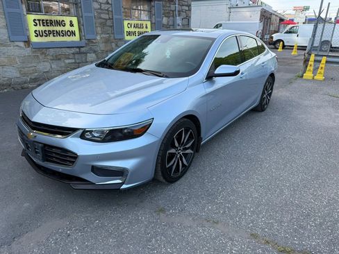 Used 2018 Chevrolet Malibu LT w/ Leather Package FWD image 2