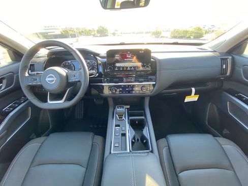 New 2025 Nissan Pathfinder SL w/ Black Appearance Package image 21