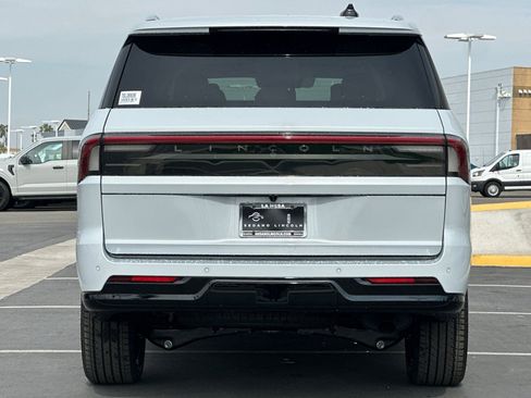 New 2026 Lincoln Navigator Premiere AWD/4WD image 4
