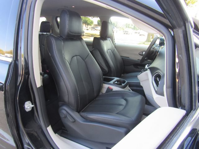 Used 2024 Chrysler Pacifica Touring-L FWD image 22
