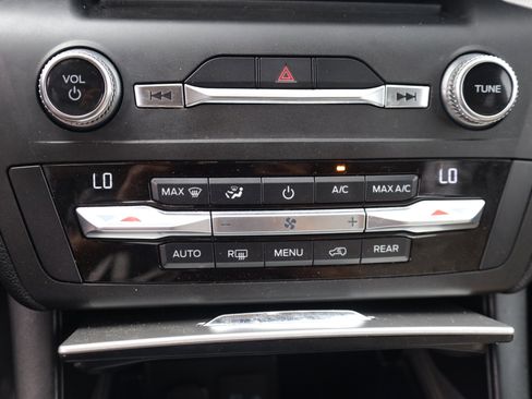 Used 2020 Ford Explorer XLT w/ Equipment Group 202A AWD/4WD image 10