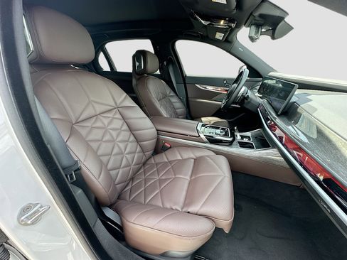 Certified 2025 BMW 740i w/ Premium Package RWD image 30