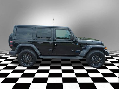 Used 2025 Jeep Wrangler Unlimited Sahara AWD/4WD image 9