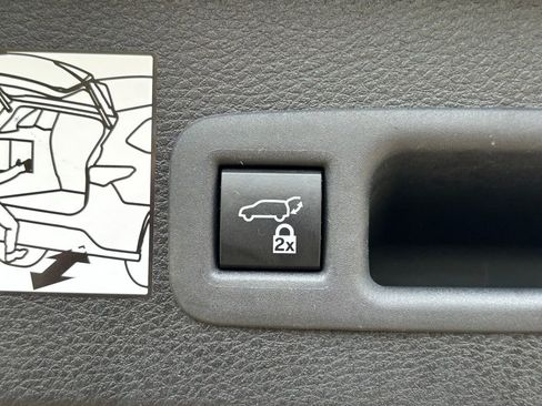 Used 2023 Toyota Sienna Platinum image 7