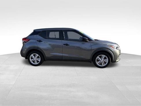 Used 2020 Nissan Kicks S image 8
