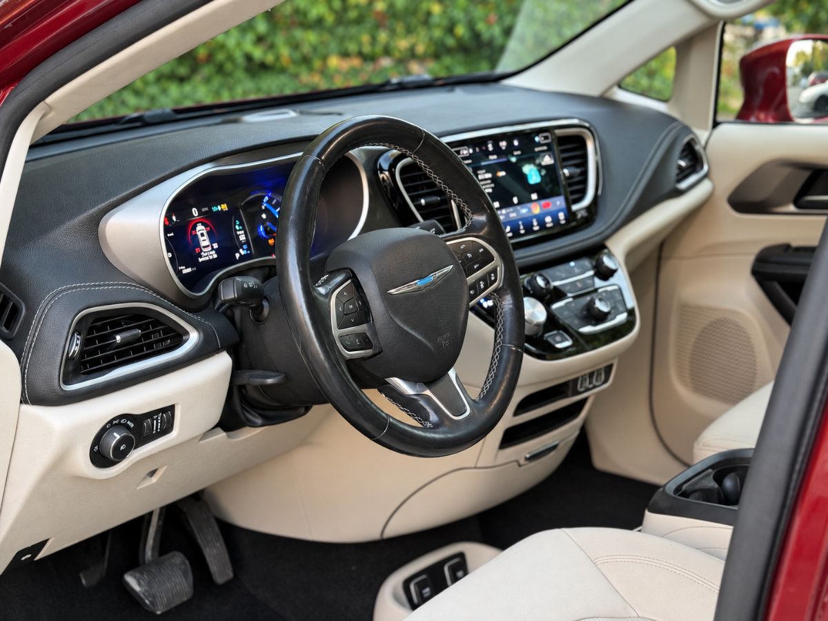 Used 2021 Chrysler Pacifica Touring-L FWD image 10
