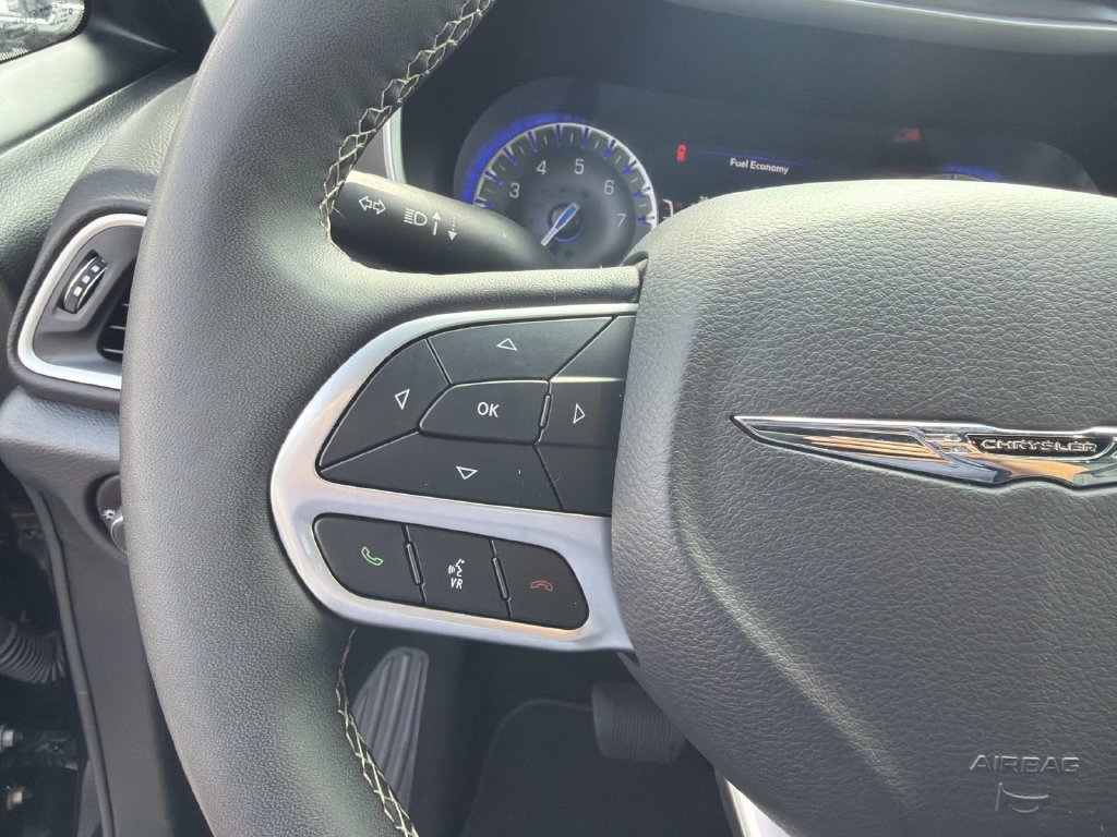 Used 2025 Chrysler Pacifica Select FWD image 25
