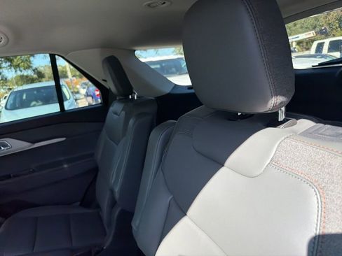 Used 2025 Ford Explorer Active w/ Active Comfort Package image 11