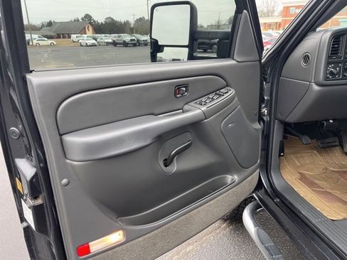 Used 2005 GMC Sierra 1500 SLE w/ Off-Road Package image 6