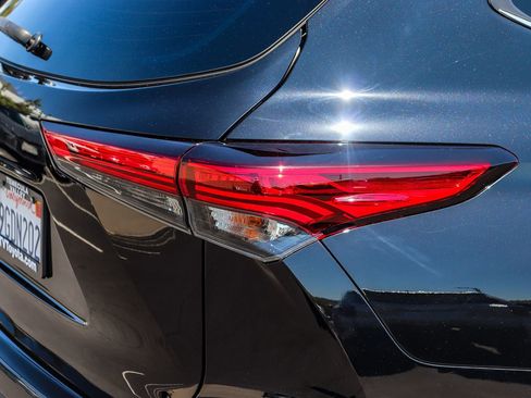 Used 2023 Toyota Highlander LE FWD image 8