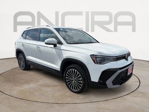 Used 2025 Volkswagen Taos SE image 4