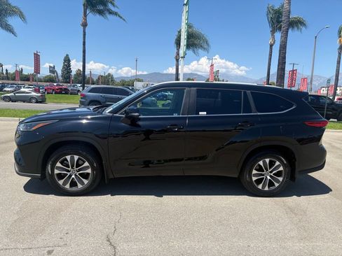 Used 2023 Toyota Highlander XLE FWD image 2