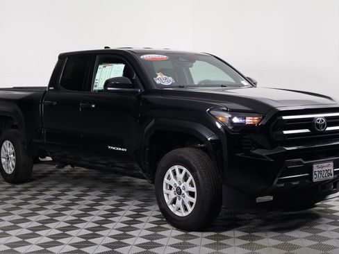 Used 2025 Toyota Tacoma SR5 image 3